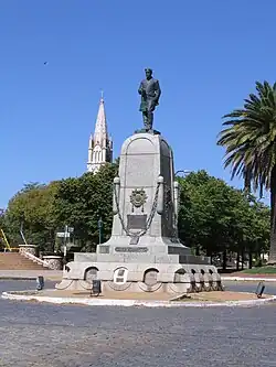 Monument à Clément Cabanettes, devant l'église.