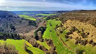 Débouché du Ravin de Valbois dans la vallée de la Loue.