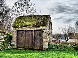 Petit patrimoine bâti avec toit de lauzes.