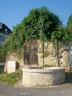 L'un des puits publics.