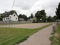 Le terrain de jeux près de l'école.