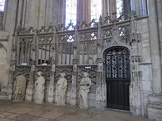 Photo de la clôture en pierre avec les statues provenant de la façade occidentale au-devant
