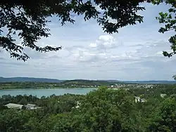 Lacs de Clairvaux et village de Clairvaux vus depuis la D118.