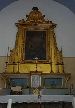 Autel et retable classé.