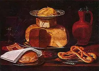 Nature morte avec une position similaire du plat, le beurre s'enroule sur le dessus du fromage