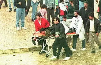 Évacuation de Palestiniens blessés lors d'émeutes au Mont du Temple le 26 février 1994.