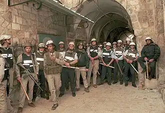 Une unité de police israélienne se tient en alerte le 25 février face à d'éventuelles émeutes des fidèles arabes sur le Mont du Temple en représailles du massacre d'Hébron.