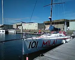 Vu de trois quarts avant, bateau blanc et rouge, amarré au ponton.