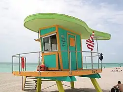 Cabine de secouriste sur la plage.