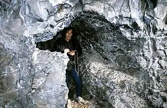 Claude Chabert † topographiant la grotte du Cuze à Charmensac, Cantal.