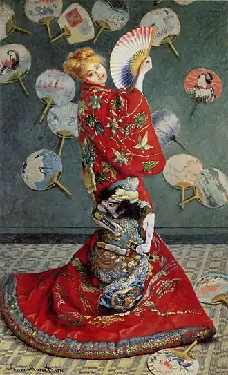 Peinture montrant une femme debout, portant un épais kimono et pointant vers le plafond un éventail ouvert.