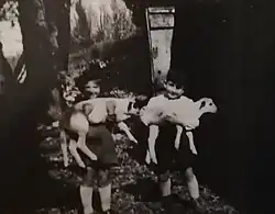  Claude et Danielle, enfants en 1944, dans la ferme Grandou avec chacun un agneau dans les bras
