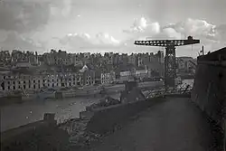 Le centre-ville vu de la rive droite (1944), on distingue au fond le pont tournant détruit.