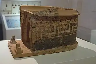 Modèle d'édifice absidial en terre cuite, milieu VIIIe&nbsp;siècle&nbsp;av. J.-C. Musée national archéologique d'Athènes.