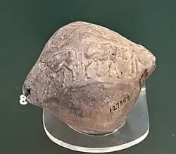 Bulle en argile avec impression de sceau-cylindre, témoin du développement des pratiques administratives.