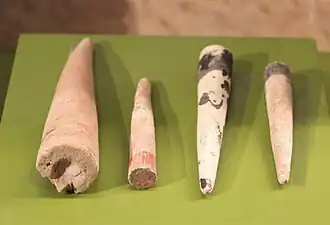 Cônes d'argile, dont certains portent des traces de peinture. Ashmolean Museum.