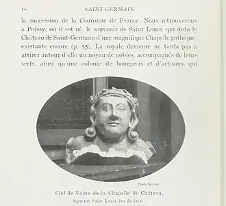 « Clef de voûte de la Chapelle du Château, figurant Saint Louis (vu de face) » photogravure de Paul Gruyer dans son ouvrage Saint-Germain, Poissy, Maisons, Marly-le-Roi (1922)