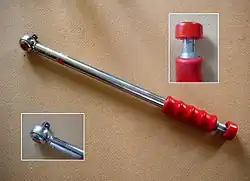 Clef à déclenchement où le couple est réglable de 20 à 100 N m à 1 N m près. Sur l'image la valeur réglée est de 45 N m. Lorsque le couple est atteint la clef « claque ».