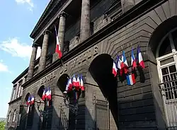 Une partie de la façade de l'hôtel de ville de Clermont-Ferrand