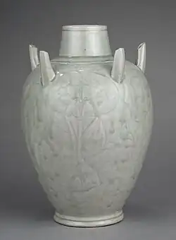 Céramique Yue vase avec décoration incisée, vers 900, "grès porcelaineux à glaçure verte"