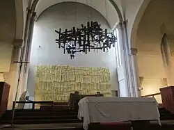 L'autel, le lustre et le bas relief de Saint-Vincent-de-Paul.