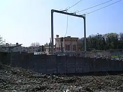 Un poste de transformation électrique pris en photo depuis le sol, un jour de beau temps.