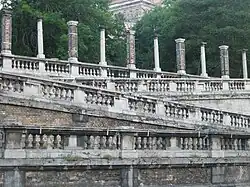 En montant au palais.