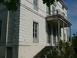 Le grand escalier menant du parc à la salle d'honneur.