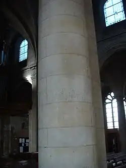 Colonne en pierre de Caen (pilier restauré, refait entièrement).