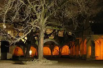... charnier de l'église.