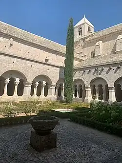 Cloître de l'abbaye Notre-Dame de Senanque