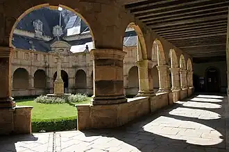 Les allées du cloître où se trouve le Chemin de croix.