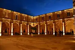 Cloître du couvent des Jacobins de nuit