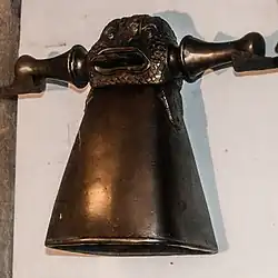 Photographie de la cloche sous une vitre