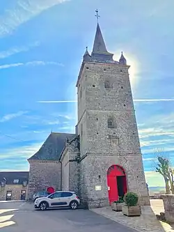 Le clocher et l'entrée, côté ouest.