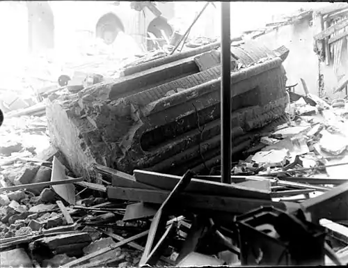 Clocher effondré au milieu des gravats.