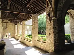 La galerie est du cloître.