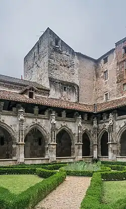 Galeries ouest et nord du cloître de la cathédrale.