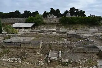Site de la basilique et ses sarcophages.