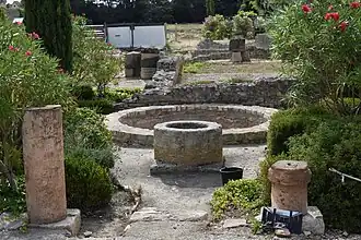 Le jardin avec son puits et son bassin (un vivier).