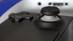 Vue rapprochée du D-pad et sticks analogiques du Steam Deck