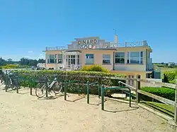 L'entrée, côté est, du club-house.