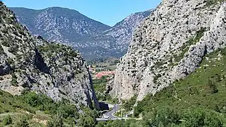 Le pont est en bas, au centre de la clue.