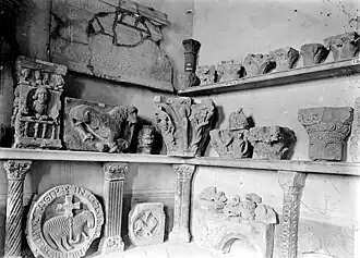 Chapiteaux de colonnes et médaillons