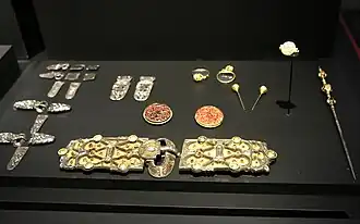 Vue d'ensemble de la parure de la reine Arégonde.