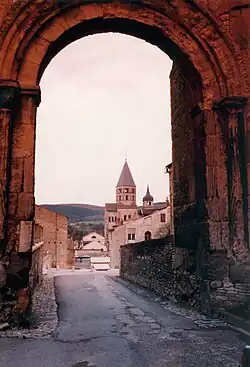Le clocher de l'abbaye vu depuis la porte d'honneur (ancienne porterie).