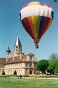Une montgolfière devant l'abbaye.