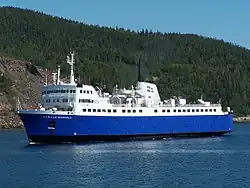 Un navire perce la banquise.