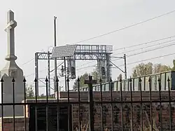 La ligne de Varsovie à Gdańsk longe le cimetière