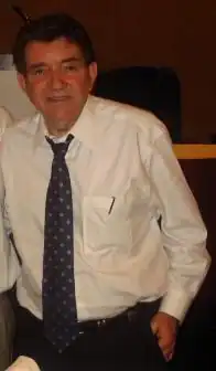 Van Chancellor, debout.